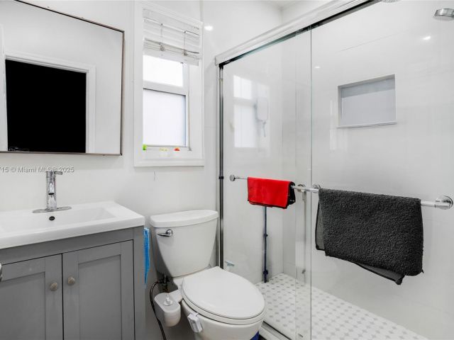 Home for sale at 104 SW 40th Ave - photo 6274655