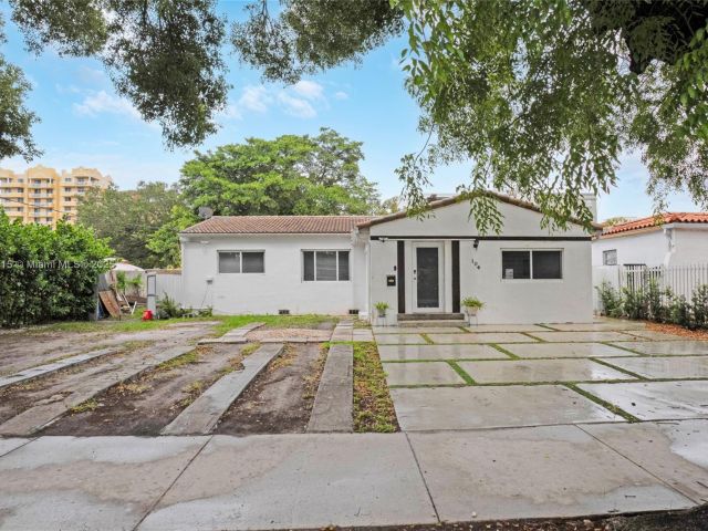 Home for sale at 104 SW 40th Ave - photo 6274661