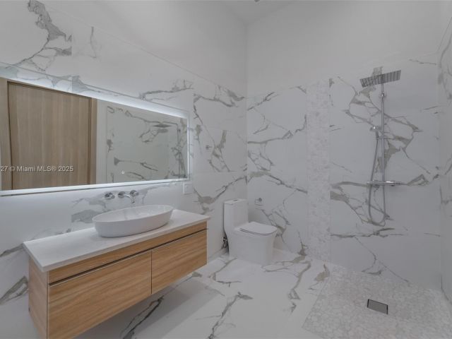 Home for rent at 635 SW 9th St 0 - photo 6243592