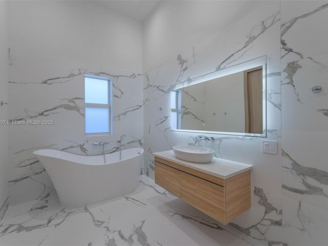 Home for rent at 635 SW 9th St 0 - photo 6243593