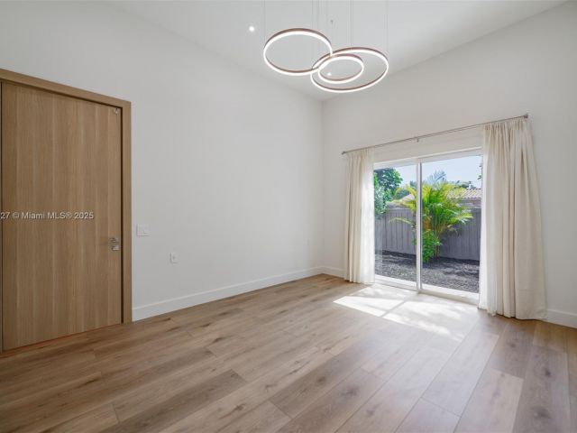 Home for rent at 635 SW 9th St 0 - photo 6243597