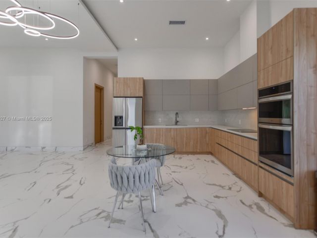 Home for rent at 635 SW 9th St 0 - photo 6243599