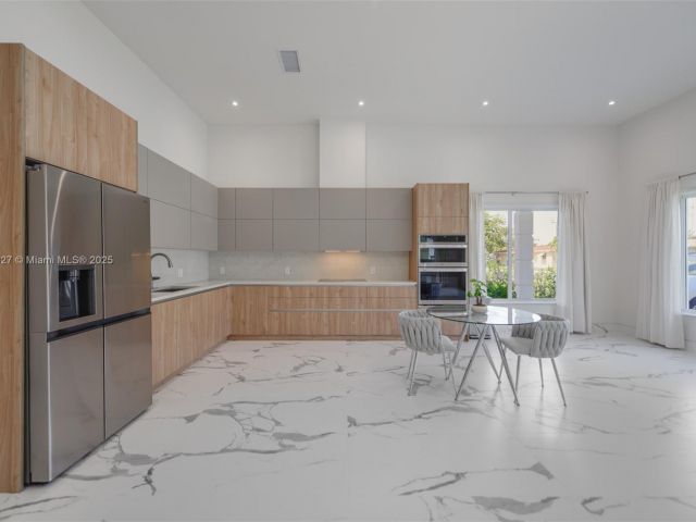 Home for rent at 635 SW 9th St 0 - photo 6243600