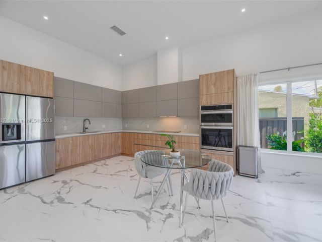 Home for rent at 635 SW 9th St 0 - photo 6243601