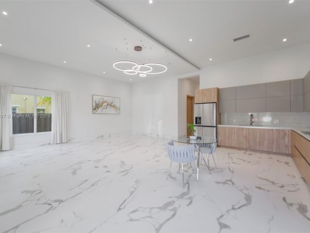 Home for rent at 635 SW 9th St 0 - photo 6243602