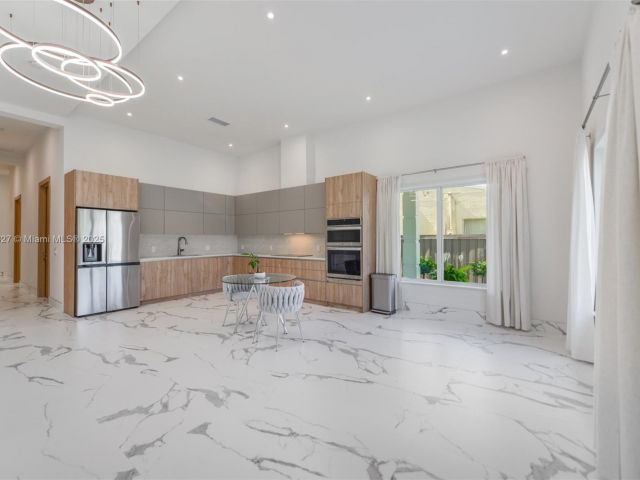 Home for rent at 635 SW 9th St 0 - photo 6243603