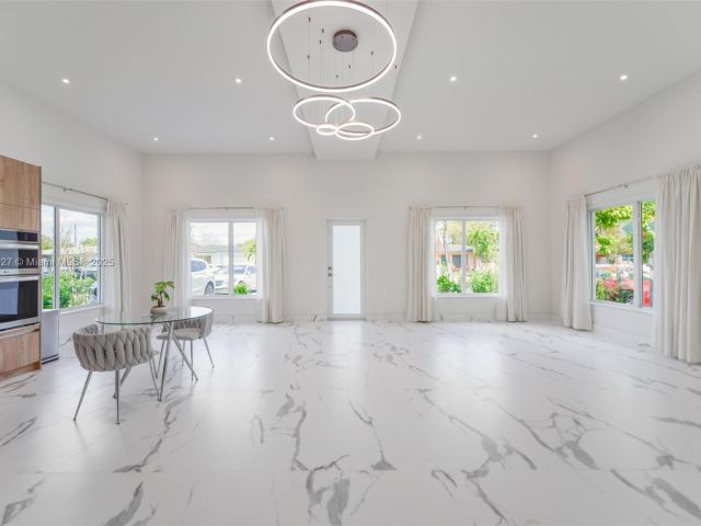 Home for rent at 635 SW 9th St 0 - photo 6243604