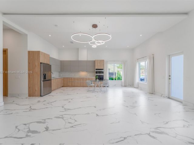 Home for rent at 635 SW 9th St 0 - photo 6243605