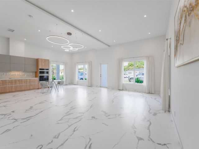 Home for rent at 635 SW 9th St 0 - photo 6243606