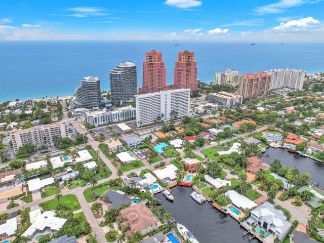 Home for rent at 2212 NE 32nd Ave - photo 6246125