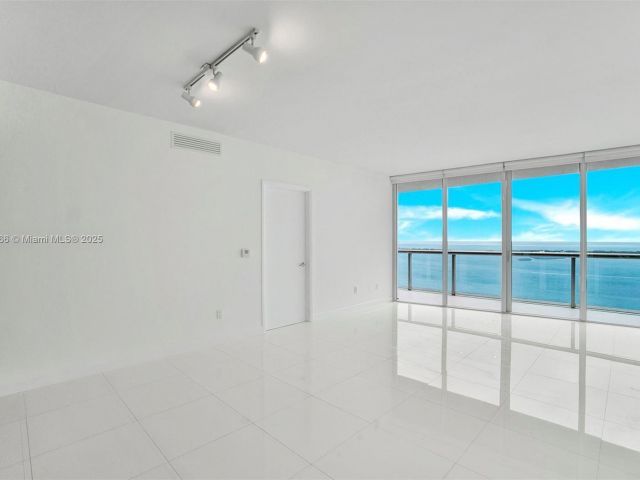 Apartment for sale  Unit #4505 - photo 6263380