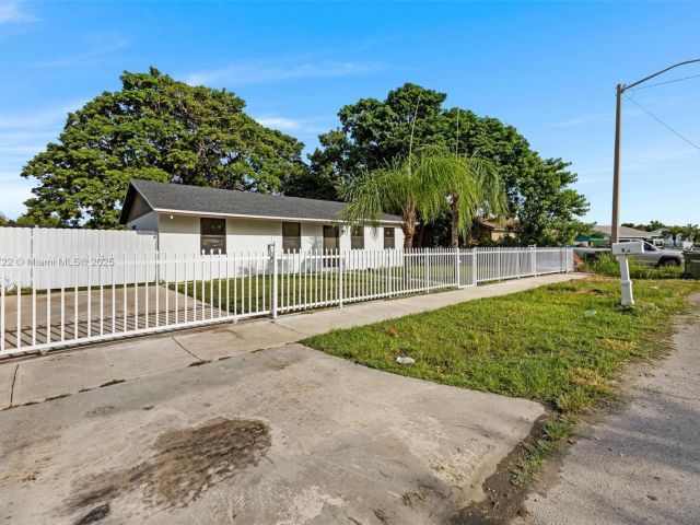 Home for sale at 324 SW 16th Ter - photo 6248911