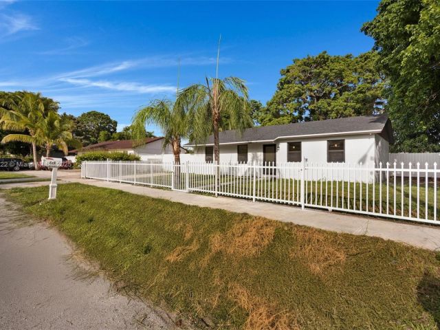 Home for sale at 324 SW 16th Ter - photo 6248912