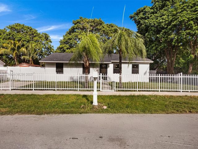 Home for sale at 324 SW 16th Ter - photo 6248913