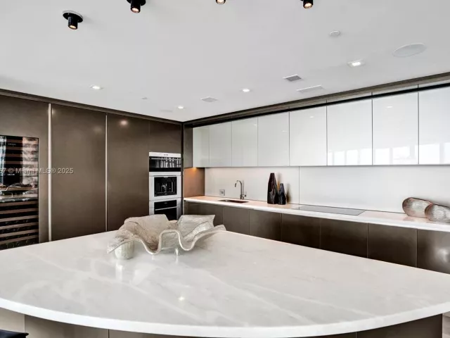 4-bedroom condo for sale in Sunny Isles Beach - 18975 Collins Ave 5000 + Cabana #22 - MondialRealty