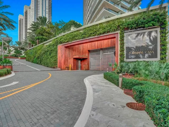 4-bedroom condo for sale in Sunny Isles Beach - 18975 Collins Ave 5000 + Cabana #22 - MondialRealty