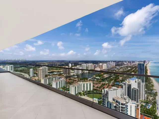 4-bedroom condo for sale in Sunny Isles Beach - 18975 Collins Ave 5000 + Cabana #22 - MondialRealty