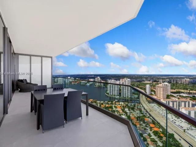 4-bedroom condo for sale in Sunny Isles Beach - 18975 Collins Ave 5000 + Cabana #22 - MondialRealty