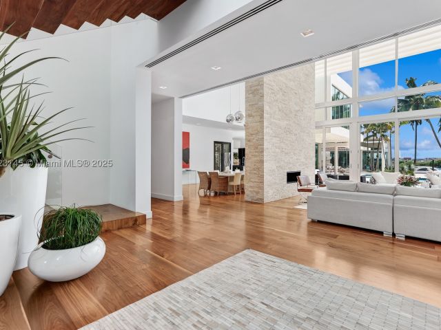 9-bedroom home for sale in Miami Beach - 30 Palm Ave - MondialRealty