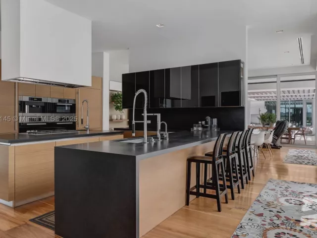 9-bedroom home for sale in Miami Beach - 30 Palm Ave - MondialRealty