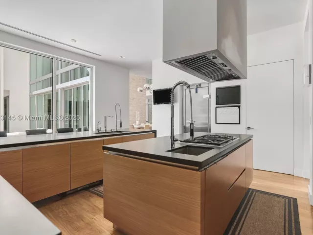 9-bedroom home for sale in Miami Beach - 30 Palm Ave - MondialRealty