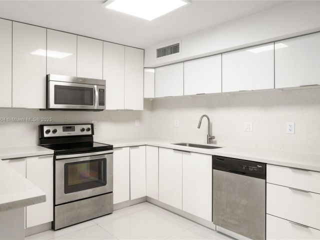 Home for sale at 20218 NE 34th Ct 52 - photo 6250336