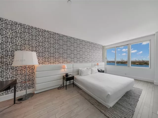 1-bedroom condo for sale in Miami Beach - 1100 West Ave 1614 - MondialRealty