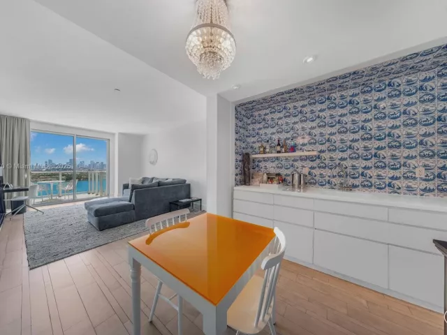 1-bedroom condo for sale in Miami Beach - 1100 West Ave 1614 - MondialRealty