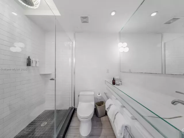 1-bedroom condo for sale in Miami Beach - 1100 West Ave 1614 - MondialRealty