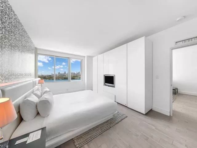 1-bedroom condo for sale in Miami Beach - 1100 West Ave 1614 - MondialRealty