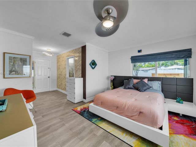 Home for sale at 1020 SW 4th Ave - photo 6255164