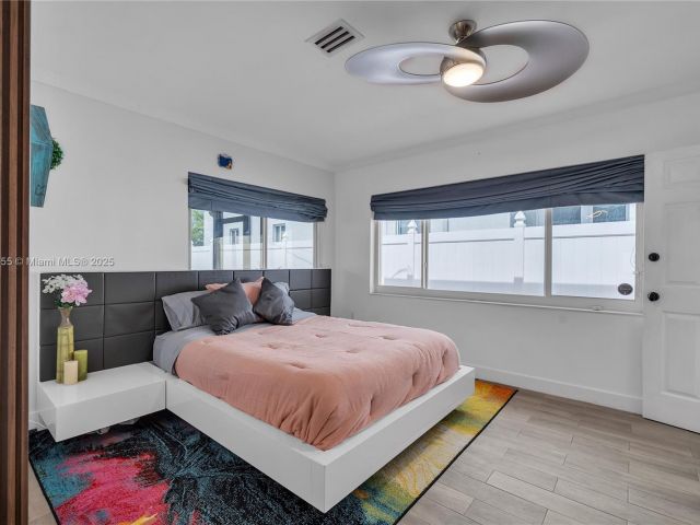 Home for sale at 1020 SW 4th Ave - photo 6255165