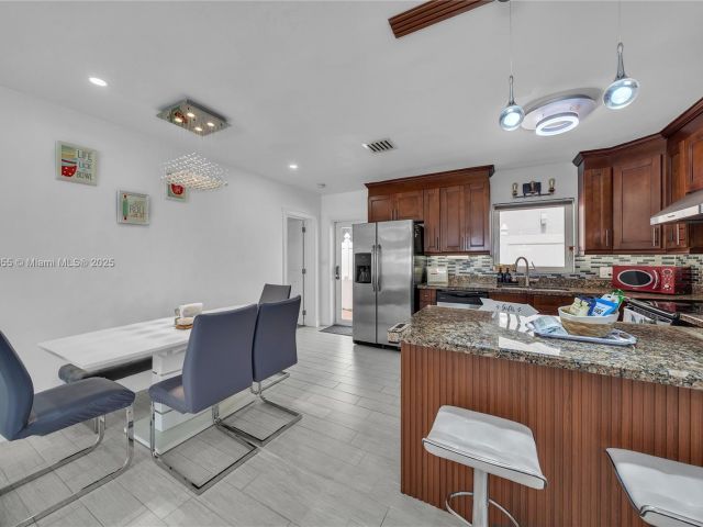 Home for sale at 1020 SW 4th Ave - photo 6255168