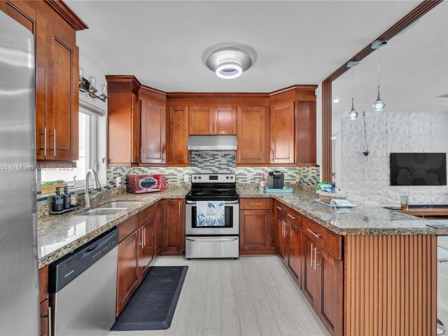 Home for sale at 1020 SW 4th Ave - photo 6255169