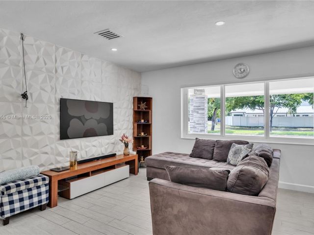 Home for sale at 1020 SW 4th Ave - photo 6255170