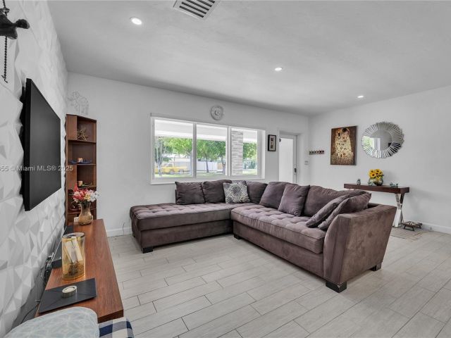 Home for sale at 1020 SW 4th Ave - photo 6255171