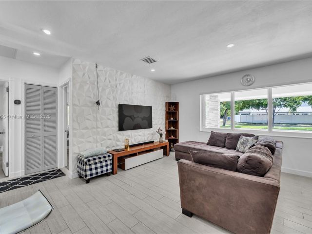 Home for sale at 1020 SW 4th Ave - photo 6255172