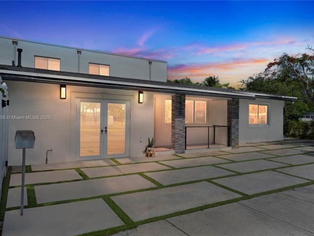 Home for sale at 1020 SW 4th Ave - photo 6255175