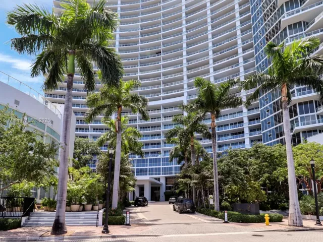 2-bedroom condo for sale in Miami - 2020 N Bayshore Dr 2801 - MondialRealty