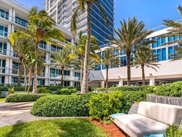 1-bedroom condo for sale in Miami Beach - 6801 Collins Ave 1415 - MondialRealty