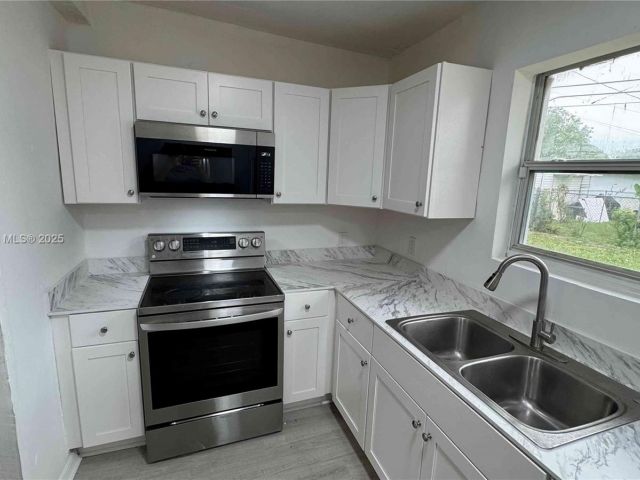 Home for sale at 16221 E Bunche Park Dr - photo 6256283