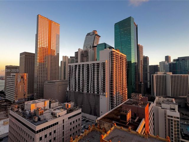 1-bedroom condo for rent in Miami - 151 SE 1st St 2205 - MondialRealty