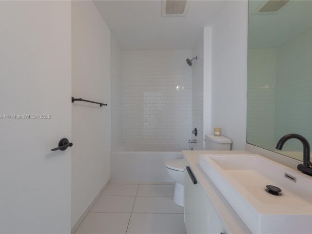 1-bedroom condo for rent in Miami - 151 SE 1st St 2205 - MondialRealty