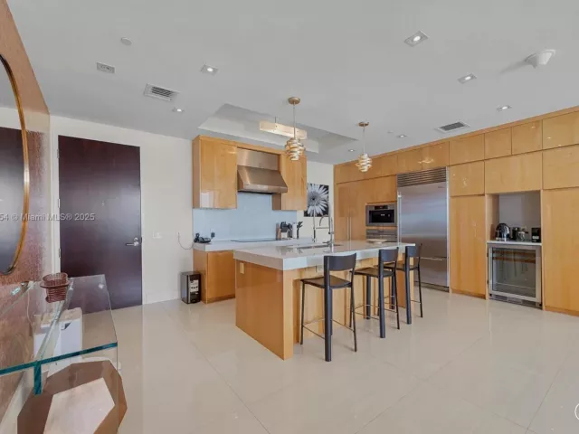 2-bedroom condo for rent in Bal Harbour - 9705 Collins Ave 1905N - MondialRealty