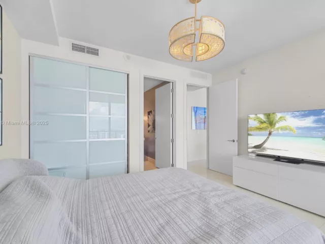 2-bedroom condo for rent in Bal Harbour - 9705 Collins Ave 1905N - MondialRealty