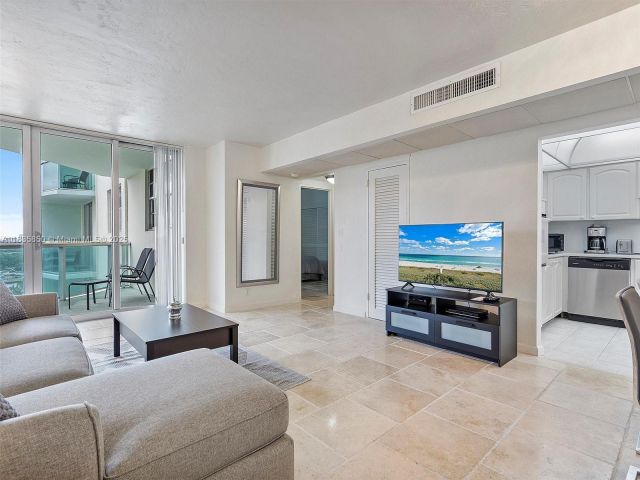 1-bedroom condo for sale in Hollywood - 3801 S Ocean Dr 12S - MondialRealty