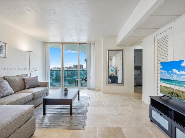 1-bedroom condo for sale in Hollywood - 3801 S Ocean Dr 12S - MondialRealty