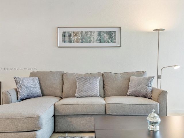 1-bedroom condo for sale in Hollywood - 3801 S Ocean Dr 12S - MondialRealty