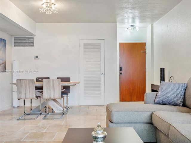 1-bedroom condo for sale in Hollywood - 3801 S Ocean Dr 12S - MondialRealty