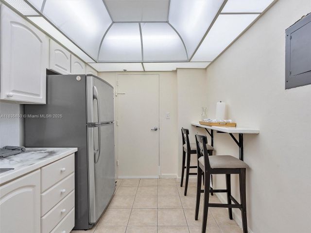 1-bedroom condo for sale in Hollywood - 3801 S Ocean Dr 12S - MondialRealty